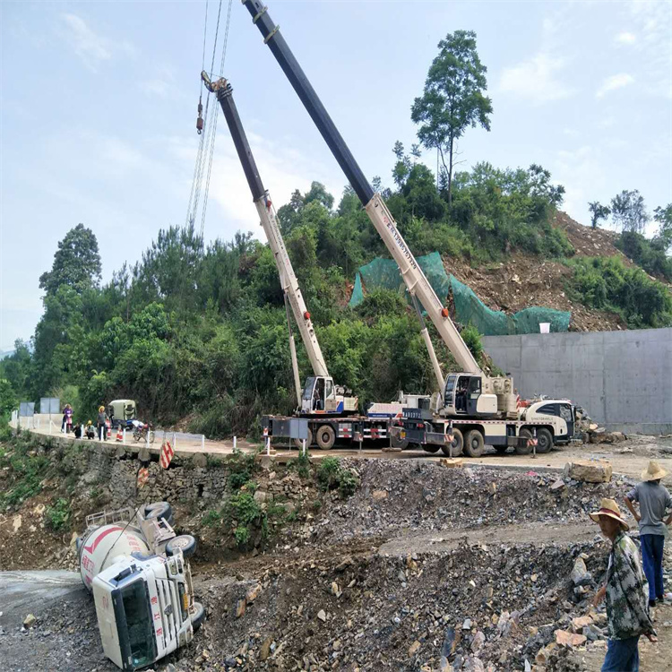 雁江汽车掉沟里叫吊车救援要多少钱
